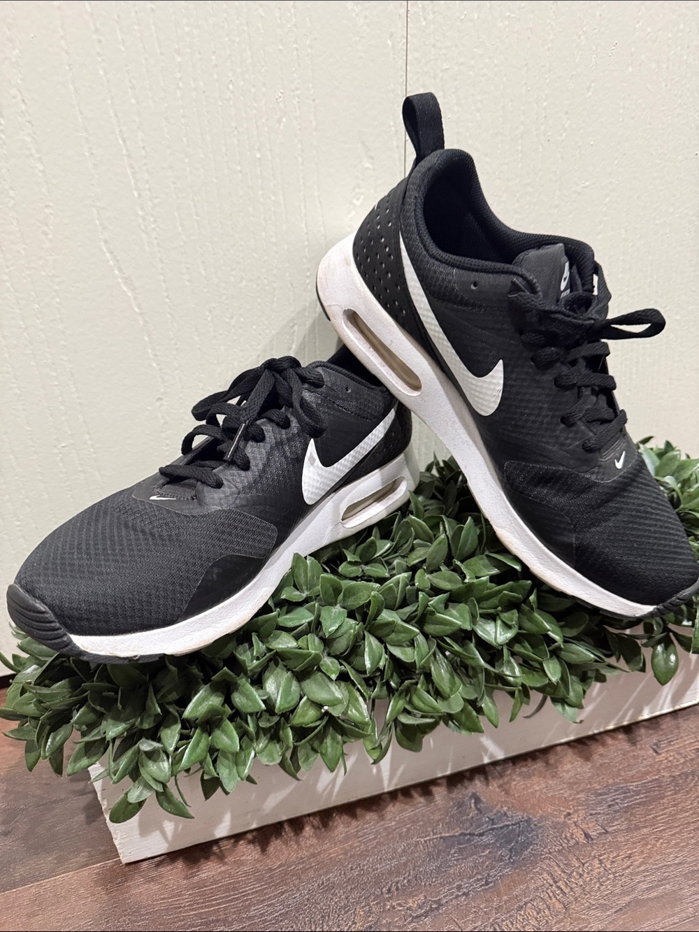 Nike Air Max Tavas Black & White Athletic Sneakers Size 8.5